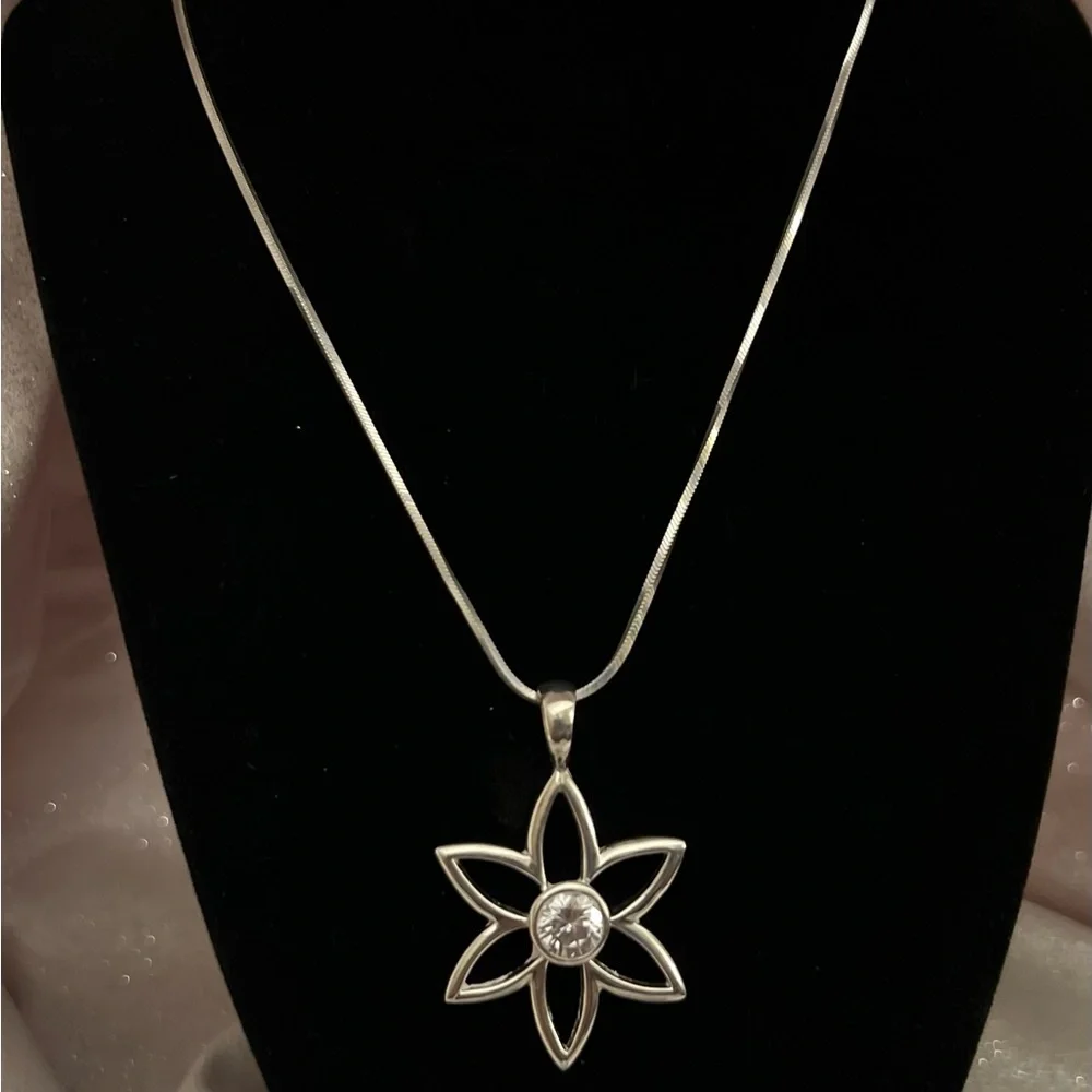 Silpada 925 sterling silver CZ Daisy Flower Floral Necklace Pendant S1195